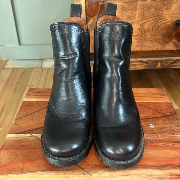 Frye Sabrina Chelsea Boot - Picture 1 of 4